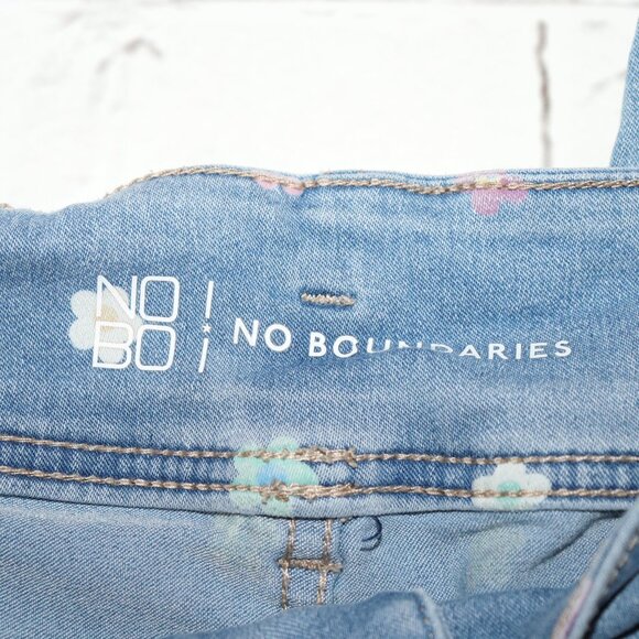 🌸 Juniors Jean Capris with Pastel Flowers – Size 15 Whimsical Print | Stretch - Picture 4 of 6